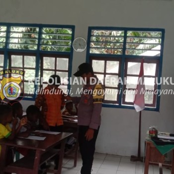 Bantu Proses Ulangan Siswa SD Bripka Aldon Pessy Bhabinkamtibmas Desa Tunguwatu Peduli Pada Pendidikan.