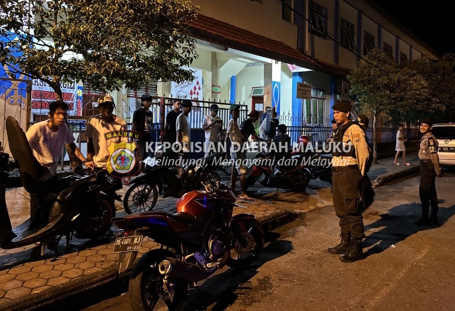 Polresta Ambon Patroli Jalan Kaki Untuk Cegah Gangguan Kamtibmas Malam Hari