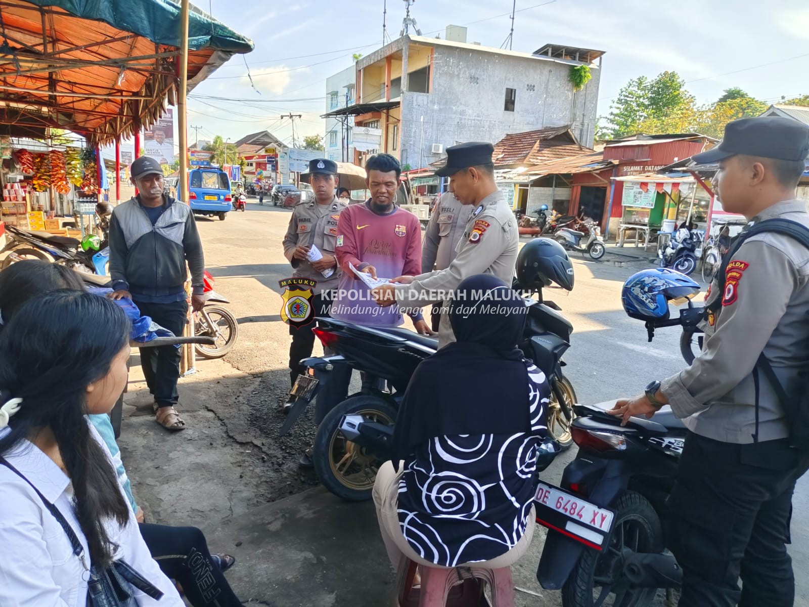 Polda Maluku Bagi Brosur Himbauan Kamtibmas di Pantai Mardika Ambon