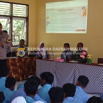 Bhabinkamtibmas Bersama Babinsa Negeri Ureng Gelar Sosialisasi Anti Perundungan di SMA Negeri 56 Maluku Tengah