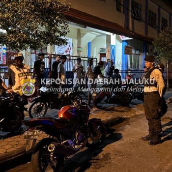 Polresta Ambon Patroli Jalan Kaki Untuk Cegah Gangguan Kamtibmas Malam Hari