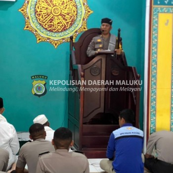 Kabagbinopsnal Ditpolairud Polda Maluku Kompol H Akmil Djapa jadi Khatib jum'at di Masjid Al Iqro SPN Polda Maluku