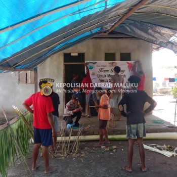 Gotong Royong Bhabinkamtibmas Desa Makububui Dengan Masyarakat