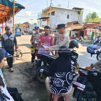 Polda Maluku Bagi Brosur Himbauan Kamtibmas di Pantai Mardika Ambon