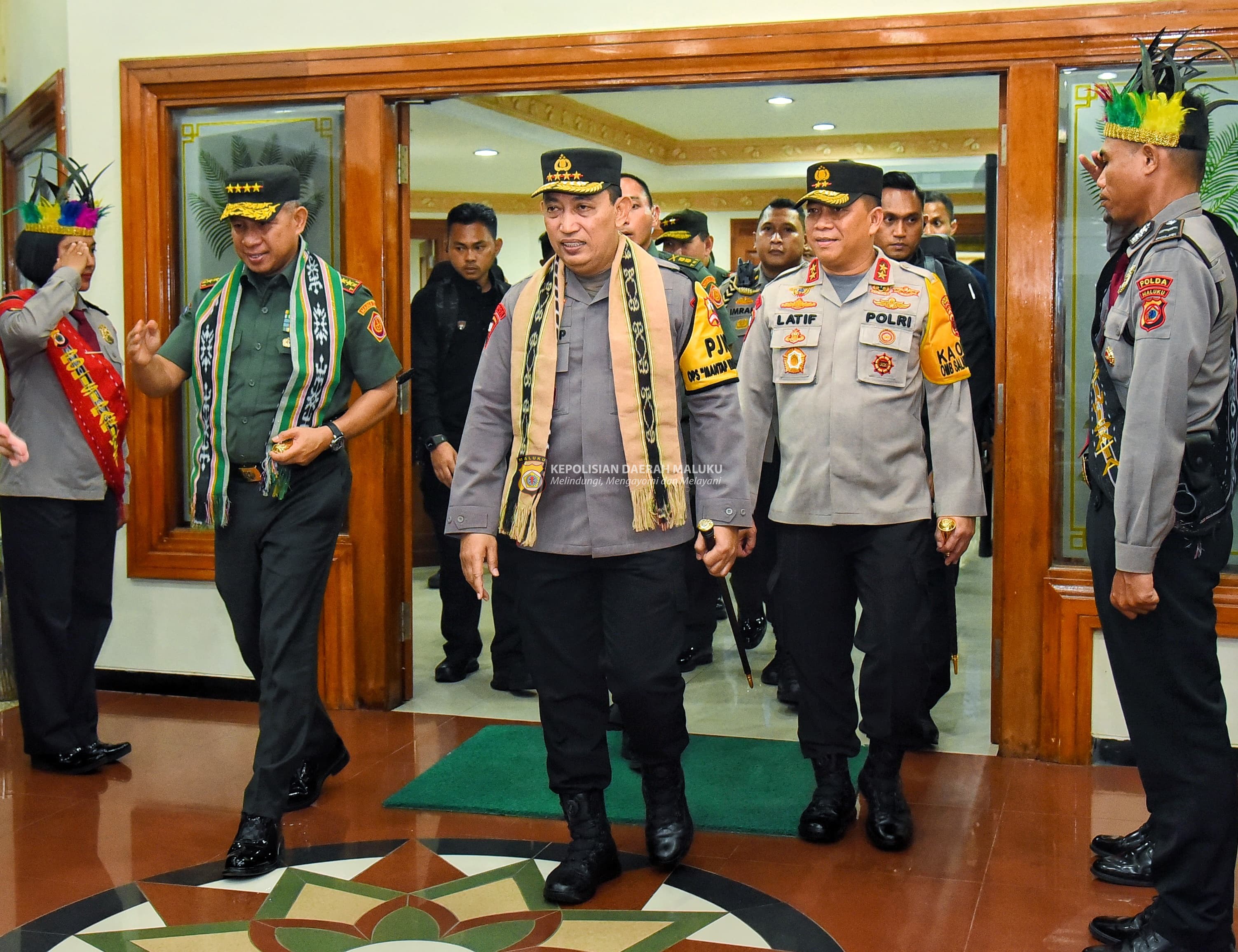 Kapolda dan Pimpinan TNI di Maluku Sambut Kedatangan Kapolri & Panglima di Bandara Pattimura Ambon