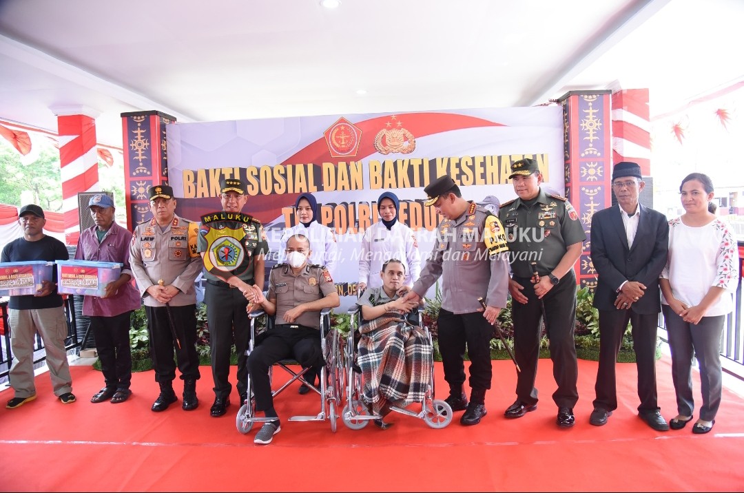 Kapolri dan Panglima TNI Tinjau Bakti Kesehatan serta Salurkan Bansos di Ambon