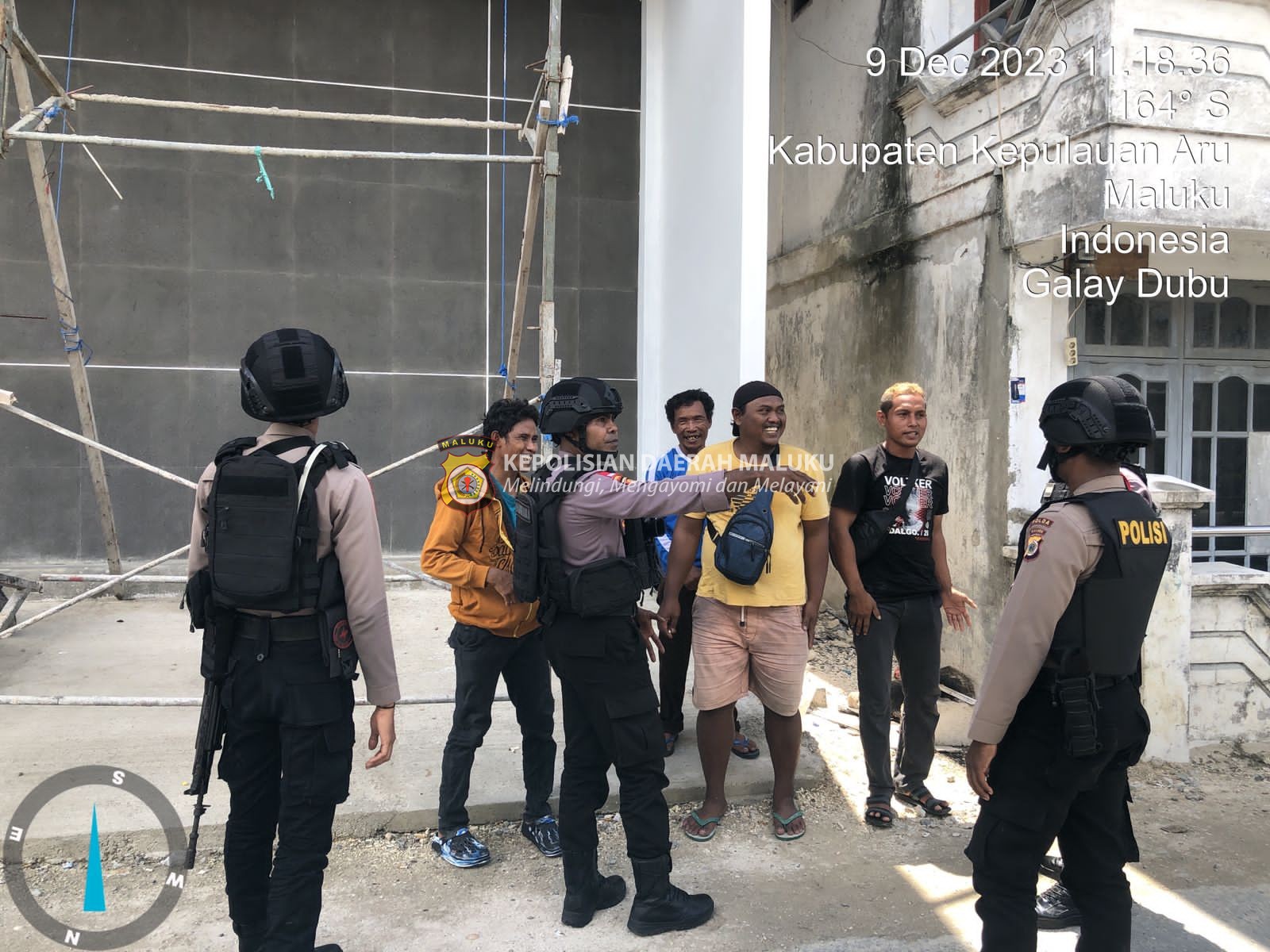 Patroli Jalan Kaki Sat Samapta Polres Kepulauan Aru Cegah Gangguan Kamtibmas Dalam Kota Dobo.