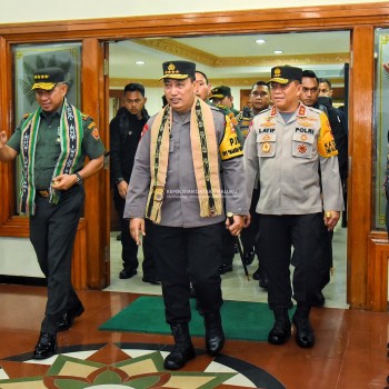 Kapolda dan Pimpinan TNI di Maluku Sambut Kedatangan Kapolri & Panglima di Bandara Pattimura Ambon