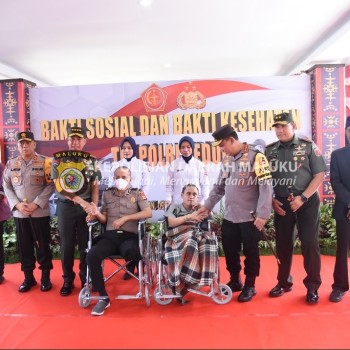 Kapolri dan Panglima TNI Tinjau Bakti Kesehatan serta Salurkan Bansos di Ambon