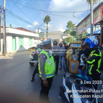 Satlantas polres Kepulauan Aru Laksanakan Teguran Pada pengendara R2.