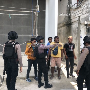 Patroli Jalan Kaki Sat Samapta Polres Kepulauan Aru Cegah Gangguan Kamtibmas Dalam Kota Dobo.