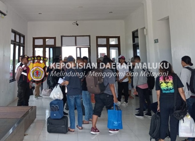 Personel Polres MBD Lakukan Penjagaan dan Pengawasan Aktifitas Penumpang Guna Ciptakan Stabilitas Kamtibmas di Bandara