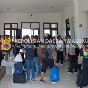 Personel Polres MBD Lakukan Penjagaan dan Pengawasan Aktifitas Penumpang Guna Ciptakan Stabilitas Kamtibmas di Bandara