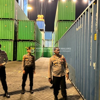 Polisi Kawal, Logistik Surat Suara Pemilu yang Kembali Tiba di Ambon