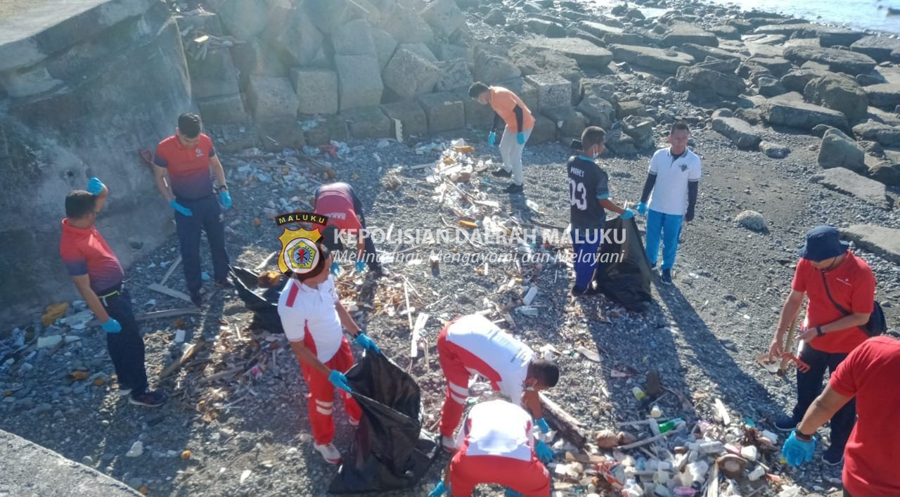 Polsek KBP turut andil dalam bakti Sosial bersama Pembersihan dan Pengangkutan Sampah di Area Bandar Udara Pattimura Ambon: Bersama-sama Menciptakan Lingkungan Bersih dan Sehat