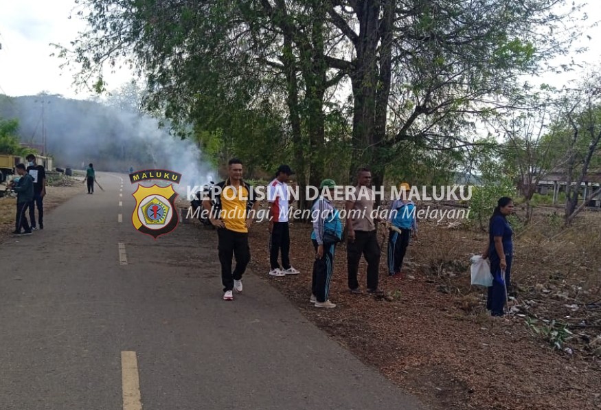 Personel Polsek Wetar Gelar Kerja Bhakti Bersama Warga Sebagai Wujud Kepedulian Bersama Dalam Ciptakan Lingkungan Bersih