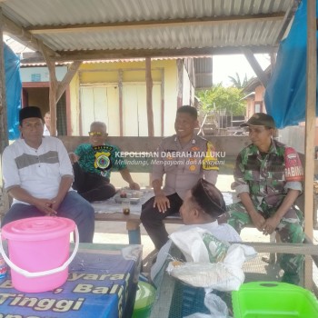 Bersama Babinsa Waeperang Beri Himbauan Kepada Warga Desa Binaan