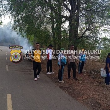 Personel Polsek Wetar Gelar Kerja Bhakti Bersama Warga Sebagai Wujud Kepedulian Bersama Dalam Ciptakan Lingkungan Bersih