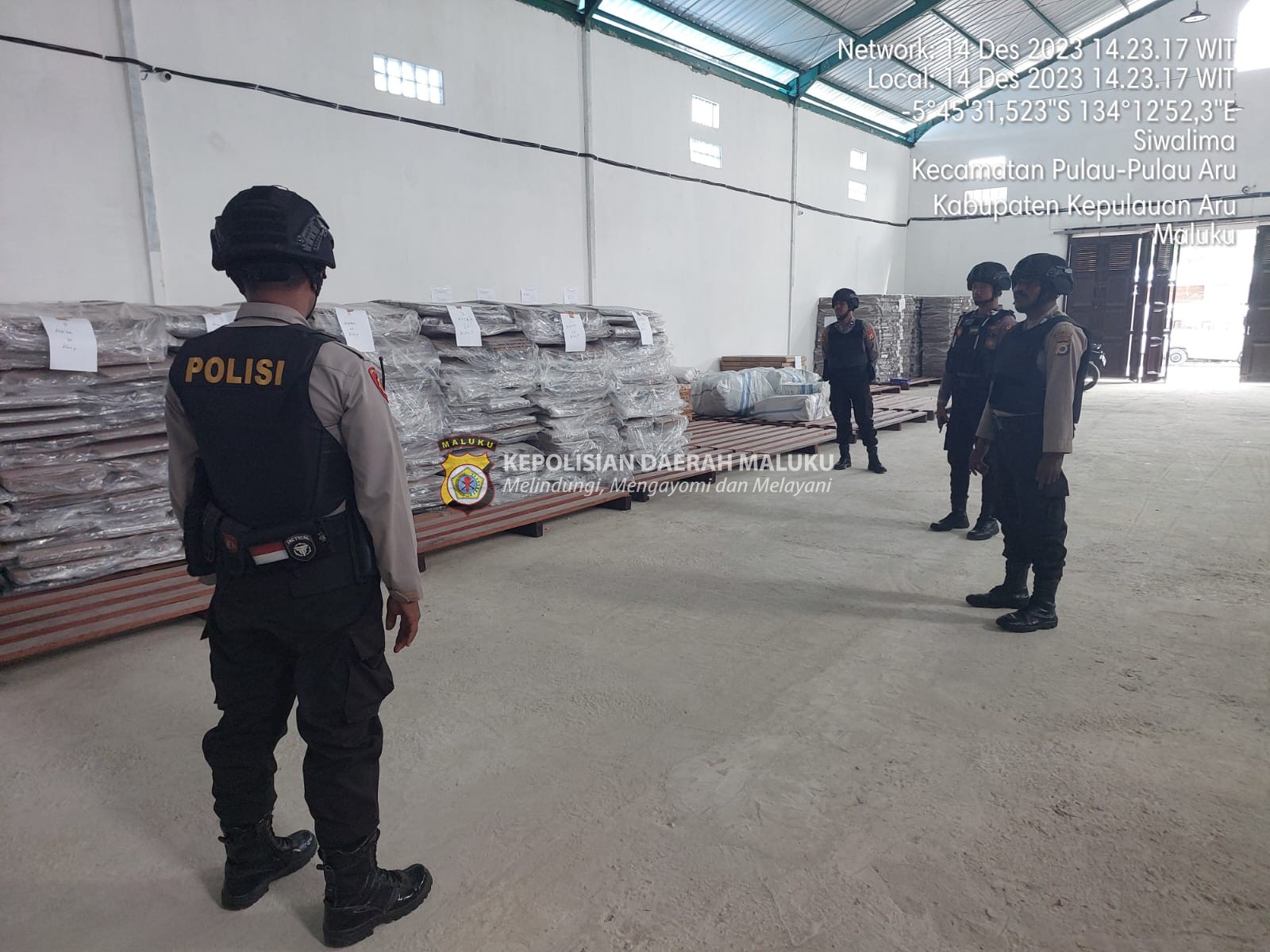 Menjaga dan Amankan Gudang Logistik ; Sat Samapta Polres Aru selaku Satgas Preventif Lakukan Patroli.