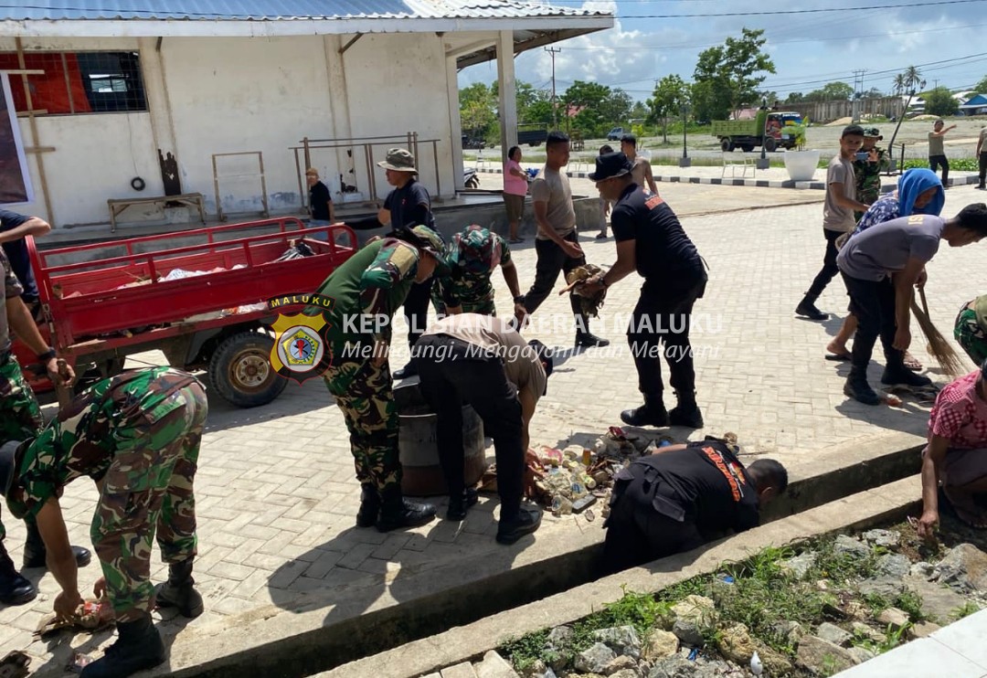 Polres MBD dan Kompi 4 Yon C Pelopor Brimob MBD Bersama Kodim 1511 Pulau Moa Bersinergi Dengan Warga Ikut Kegiatan Karya Bhakti