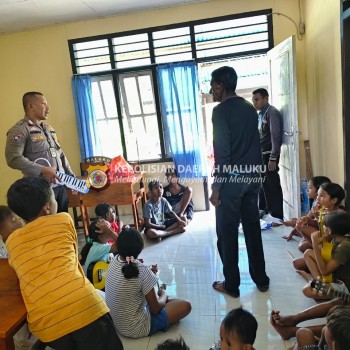 Bhabinkamtibmas Desa Durjela Bripka Melky Pattiasina Laksanakan Giat Polisi Sahabat Anak.