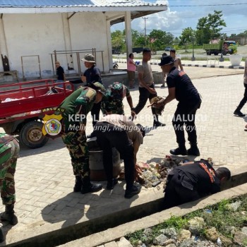 Polres MBD dan Kompi 4 Yon C Pelopor Brimob MBD Bersama Kodim 1511 Pulau Moa Bersinergi Dengan Warga Ikut Kegiatan Karya Bhakti