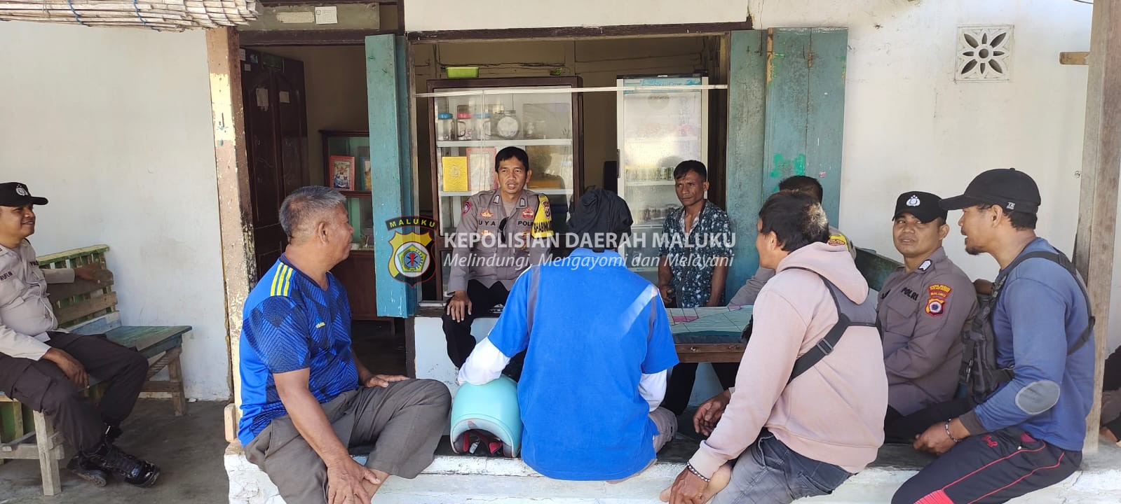 Bhabinkamtibmas Desa Lala Dan Ps. Kanit Binmas Polsek Namlea Melaksanakan Jumat Curhat Dengan Para Ojek Di Pelabuhan Merah Putih