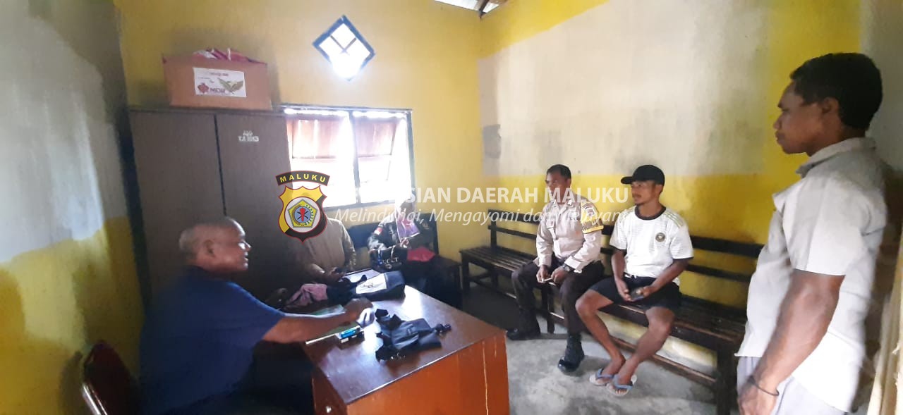 Bhabinkamtibmas Wamlana Melaksanakan Giat Jumat Curhat