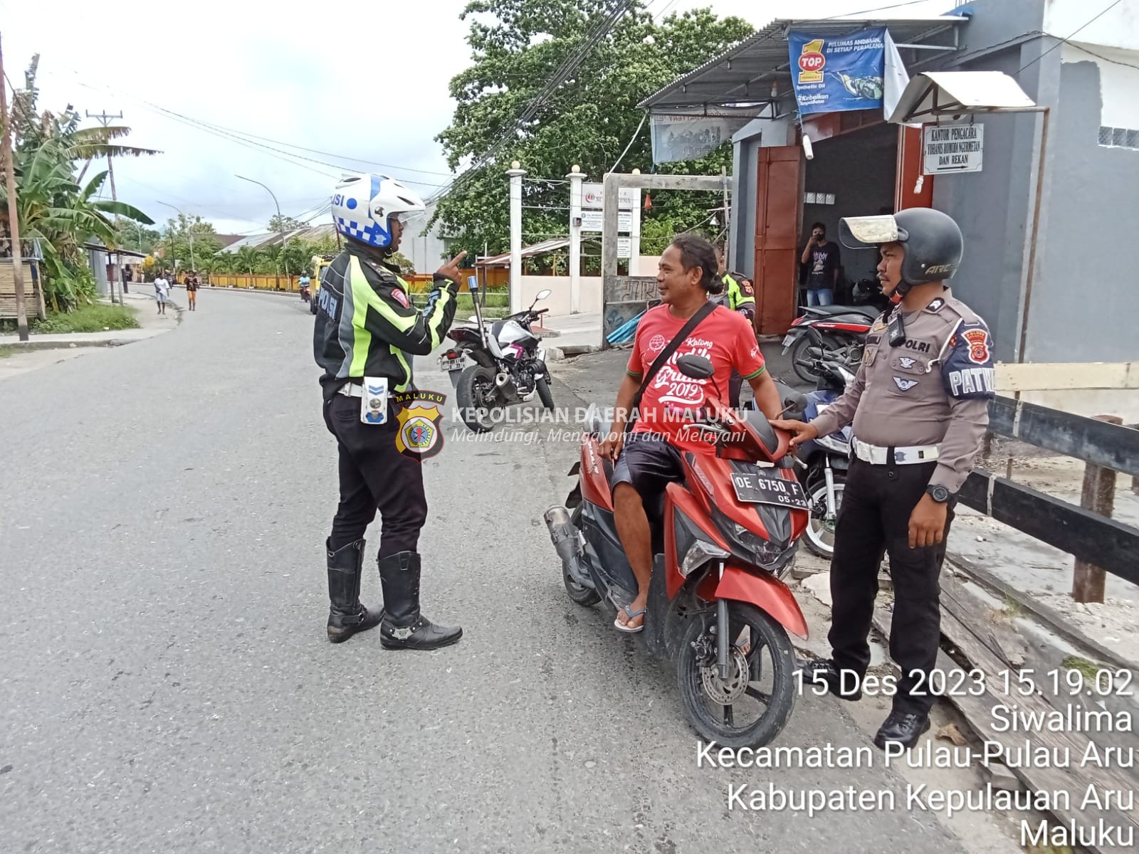 Petugas Berikan Teguran Humanis Kepada Pengendara Yang Melanggar Aturan Lalu Lintas.