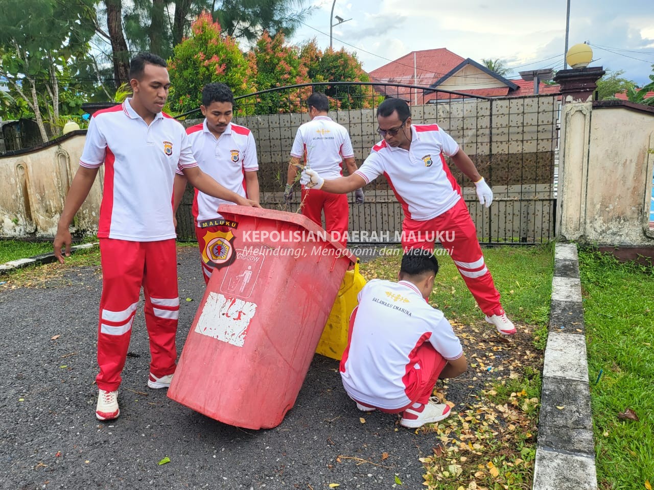 Jaga Kebersihan Personel Polres Kepulauan Aru Laksanakan Korve Mako.