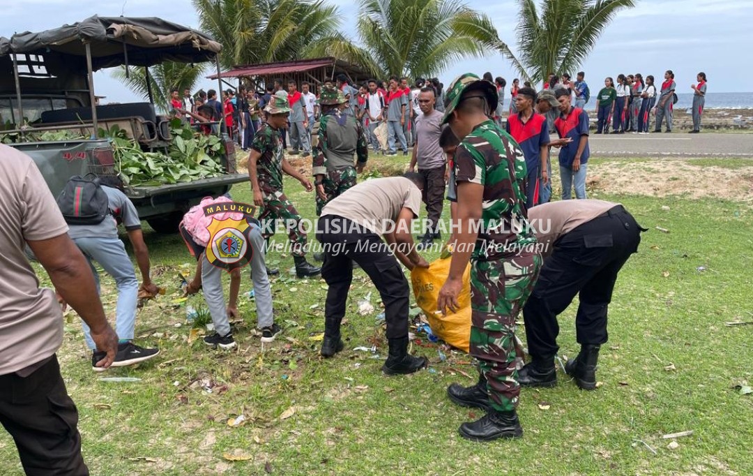 Sinergitas TNI-Polri Bersama Warga Gelar Kerja Bhakti Sebagai Wujud Kepedulian Dalam Ciptakan Lingkungan Yang Bersih