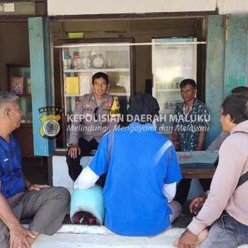 Bhabinkamtibmas Desa Lala Dan Ps. Kanit Binmas Polsek Namlea Melaksanakan Jumat Curhat Dengan Para Ojek Di Pelabuhan Merah Putih