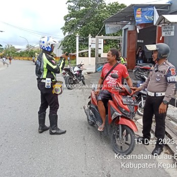 Petugas Berikan Teguran Humanis Kepada Pengendara Yang Melanggar Aturan Lalu Lintas.