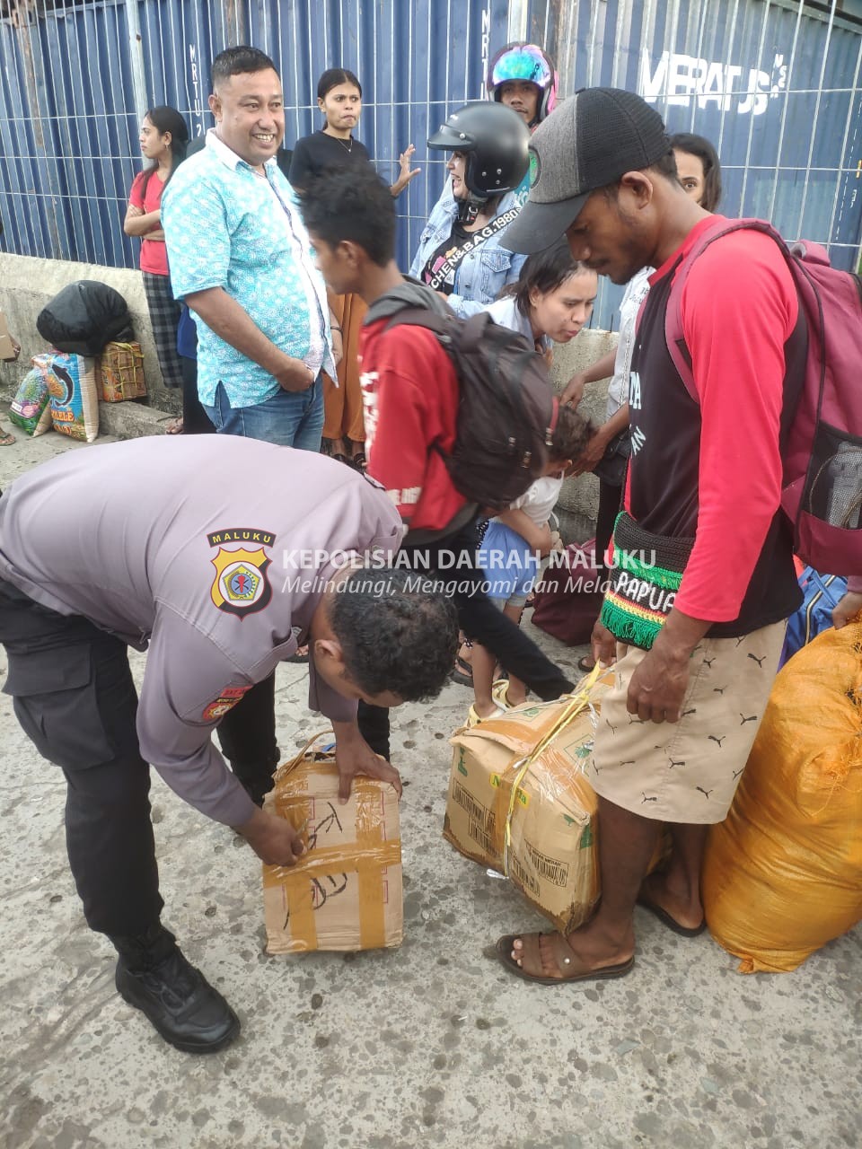 Polsek KPYS Sita Puluhan Liter Sopi saat melakukan Pengamanan Kapal