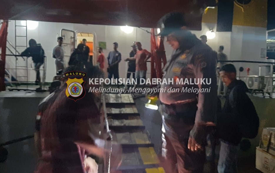 Personel Polsek Babar Timur Selalu Sigap Dalam Melayani Masyarakat Yang Beraktifitas di Dermaga