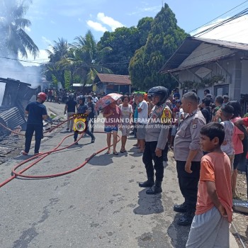 Polsek Nusaniwe Turun TKP Kebakaran Rumah dan Kios Warga