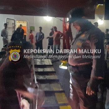 Personel Polsek Babar Timur Selalu Sigap Dalam Melayani Masyarakat Yang Beraktifitas di Dermaga