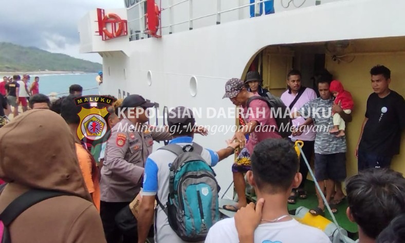 Personel Polsek Mdona Hyera Lakukan Pengamanan di Pelabuhan Laut, Berikan Rasa Aman Bagi Aktivitas Penumpang di Dermaga