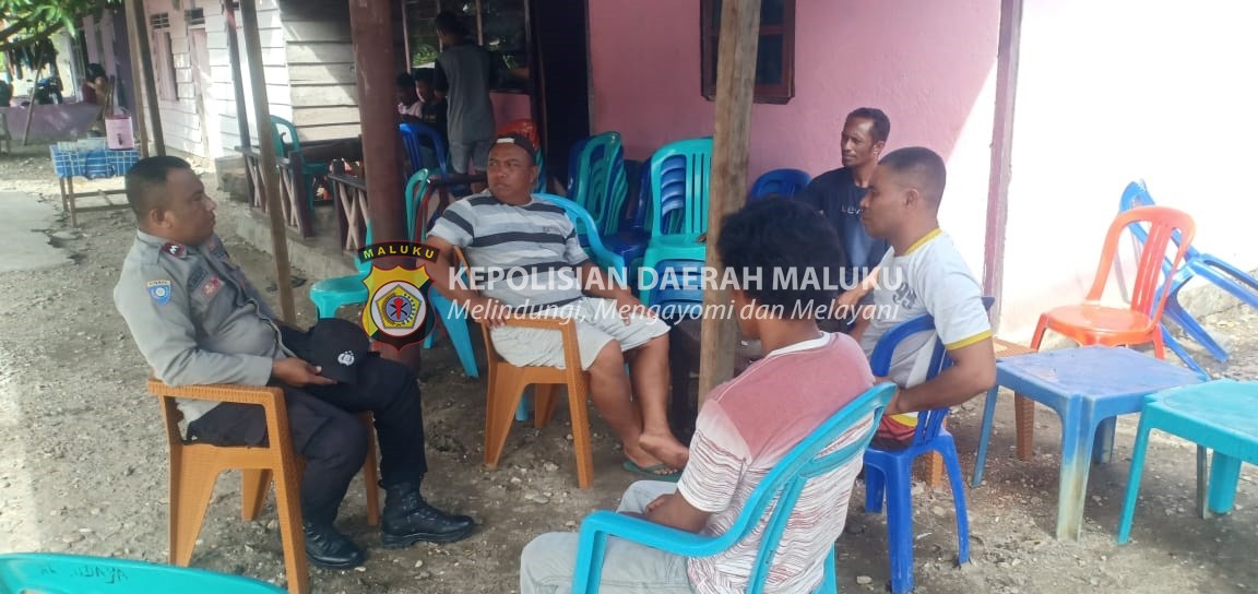 Bhabinkamtibmas Desa Waeura DDS Dengan Masyarakat Desa Binaan