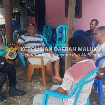 Bhabinkamtibmas Desa Waeura DDS Dengan Masyarakat Desa Binaan