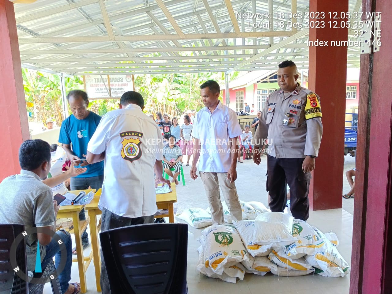 Bhabinkamtibmas Negeri Hulaliu Lakukan Monitoring sekaligus pengamanan Pembagian Beras dan Bansos untuk Masyarakat Penerima PKH dan BPNT