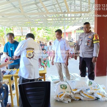 Bhabinkamtibmas Negeri Hulaliu Lakukan Monitoring sekaligus pengamanan Pembagian Beras dan Bansos untuk Masyarakat Penerima PKH dan BPNT