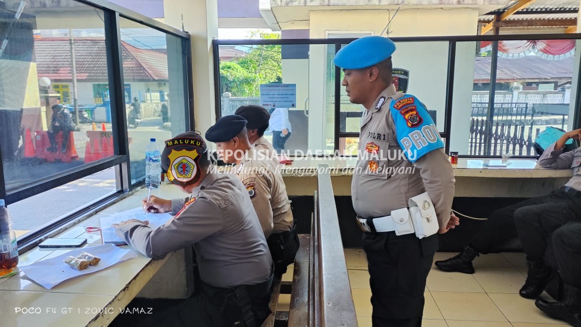 Personil Piket Sie Propam Polresta Ambon Lakukan Pengecekan Rutin di Piket Penjagaan Mako Polresta Ambon