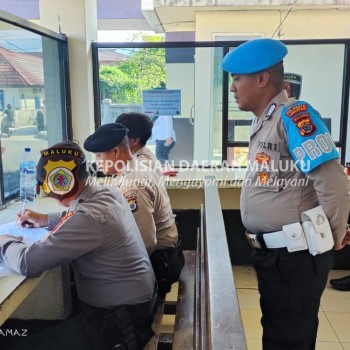 Personil Piket Sie Propam Polresta Ambon Lakukan Pengecekan Rutin di Piket Penjagaan Mako Polresta Ambon