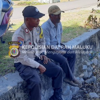 Bhabinkamtibmas Desa Wamlana Beri Himbauan Kepada Warga Desa Binaan Agar Bersama Menjaga Situasi Kamtibmas Pada Pemilu Tahun 2024