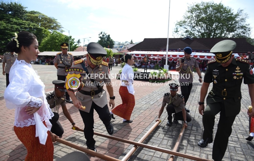 Kapolda Maluku Ikut Tarian Toki Gaba-Gaba