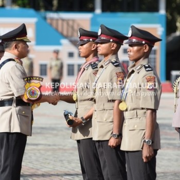 Ini Tiga Bintara Remaja Terbaik SPN Polda Maluku yang Mendapat Penghargaan dari Kapolda