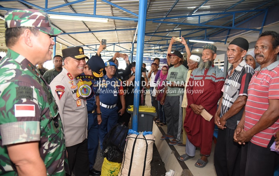 Kunjungi Pos Pelayanan Pelabuhan Yos Sudarso Ambon, Kapolda Sapa Para Penumpang