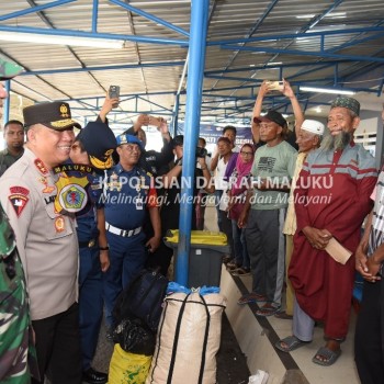 Kunjungi Pos Pelayanan Pelabuhan Yos Sudarso Ambon, Kapolda Sapa Para Penumpang