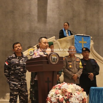 Safari Natal Ke Gereja - Gereja Kapolres Kepulauan Aru Bersama TNI Dalam Rangka pemberian Ucapan Natal